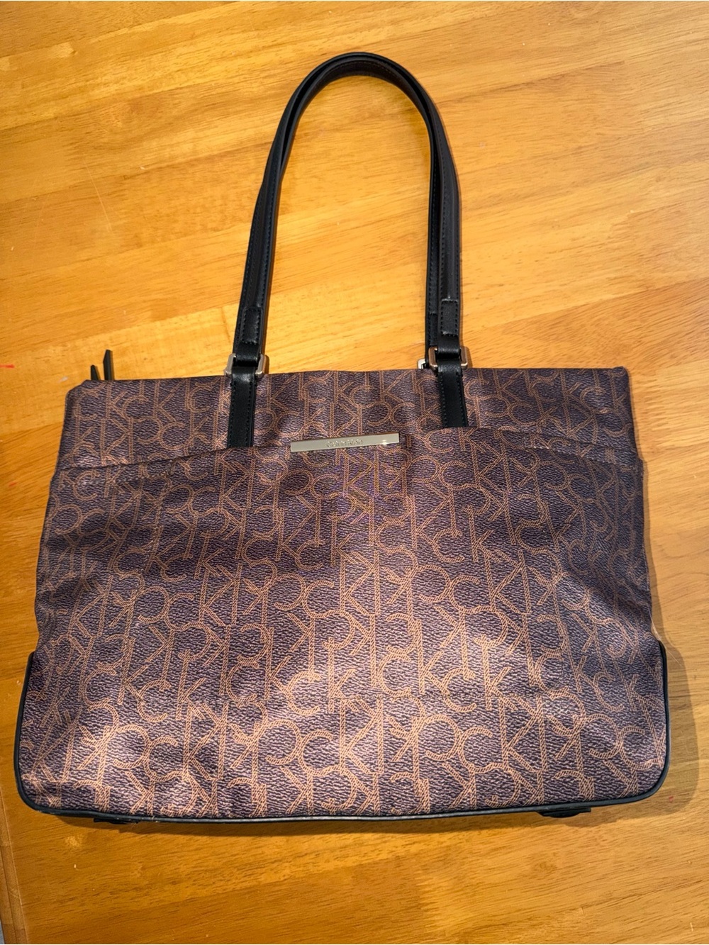 Calvin Klein Tote purse. Like new! Zip closure!